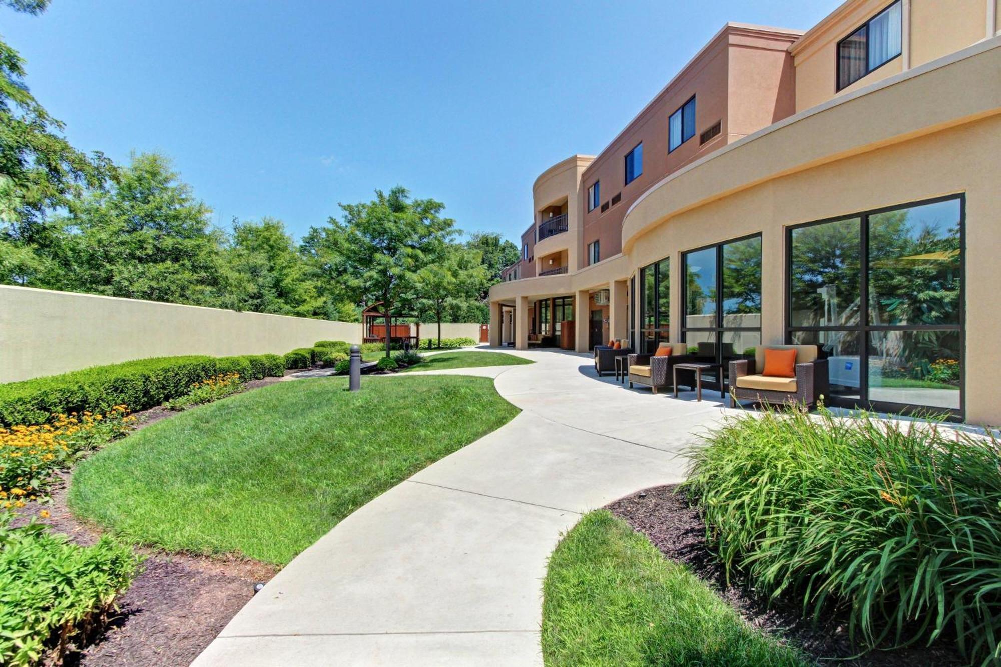 Courtyard By Marriott Harrisburg West/Меканиксберг Экстерьер фото