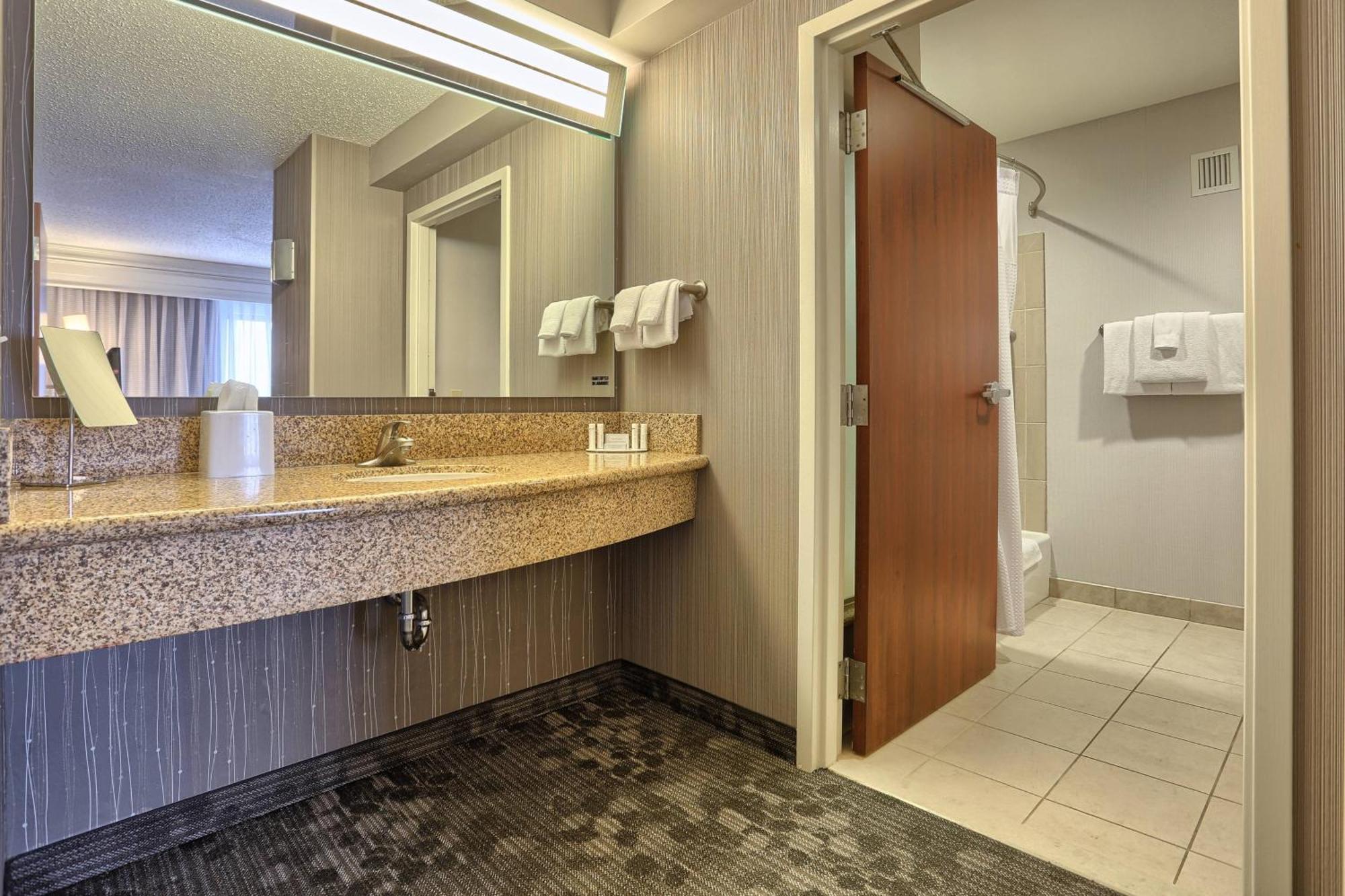 Courtyard By Marriott Harrisburg West/Меканиксберг Экстерьер фото